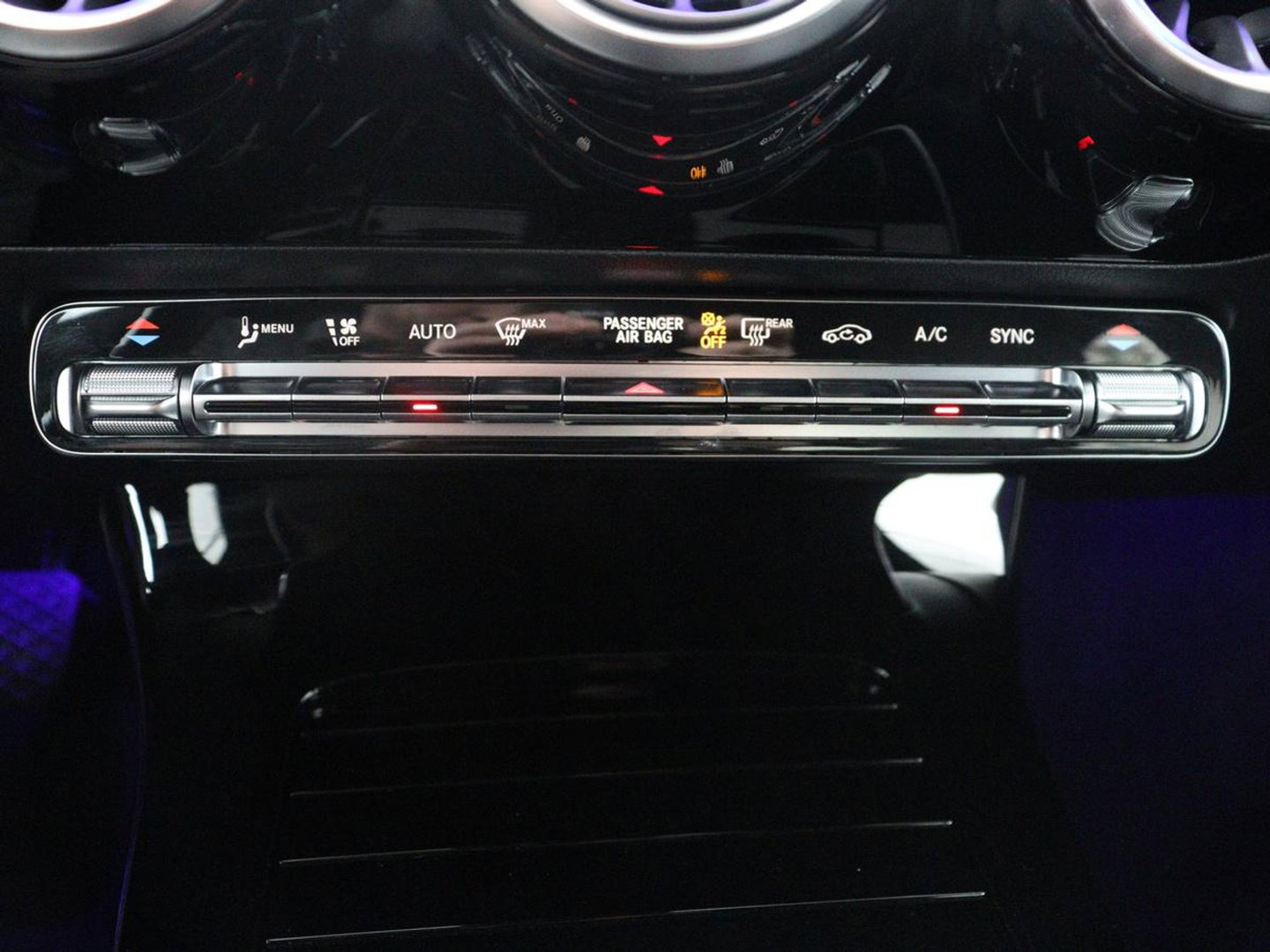 Mercedes-Benz CLA-Klasse 180 Business Solution Luxury | Leder | Stoelverwarming | Cruise control | Sfeerverlichting | Navigatie | Bluetooth | Camera | Park assist | Climate control
