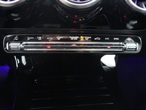 Mercedes-Benz CLA-Klasse 180 Business Solution Luxury | Leder | Stoelverwarming | Cruise control | Sfeerverlichting | Navigatie | Bluetooth | Camera | Park assist | Climate control