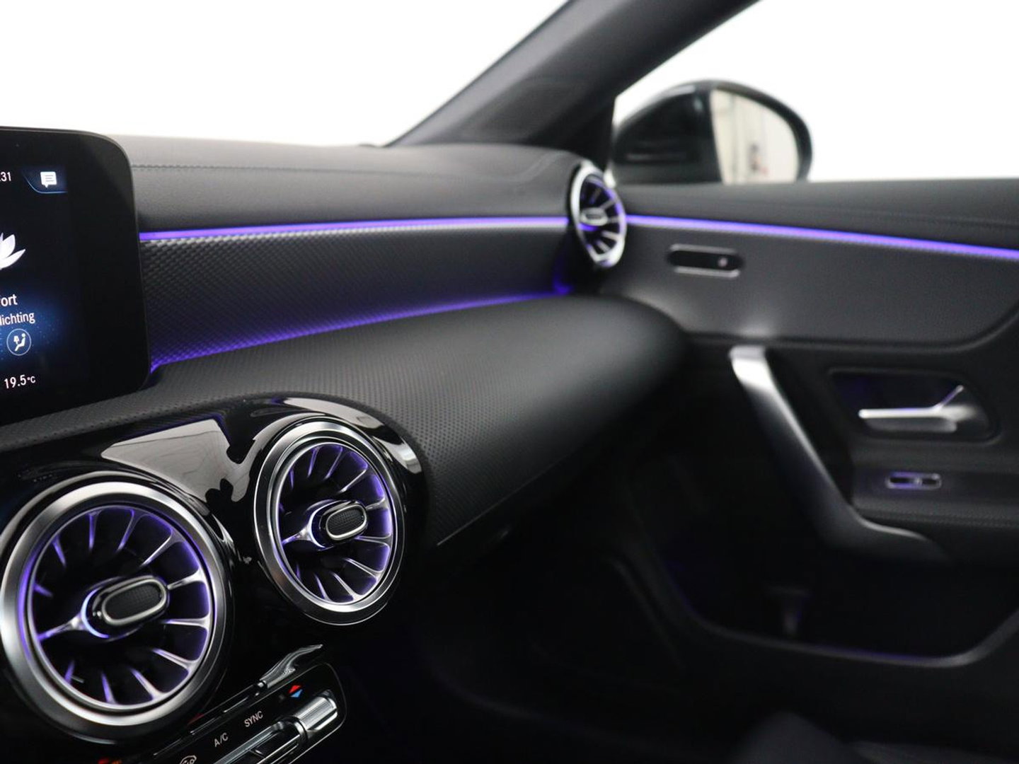 Mercedes-Benz CLA-Klasse 180 Business Solution Luxury | Leder | Stoelverwarming | Cruise control | Sfeerverlichting | Navigatie | Bluetooth | Camera | Park assist | Climate control