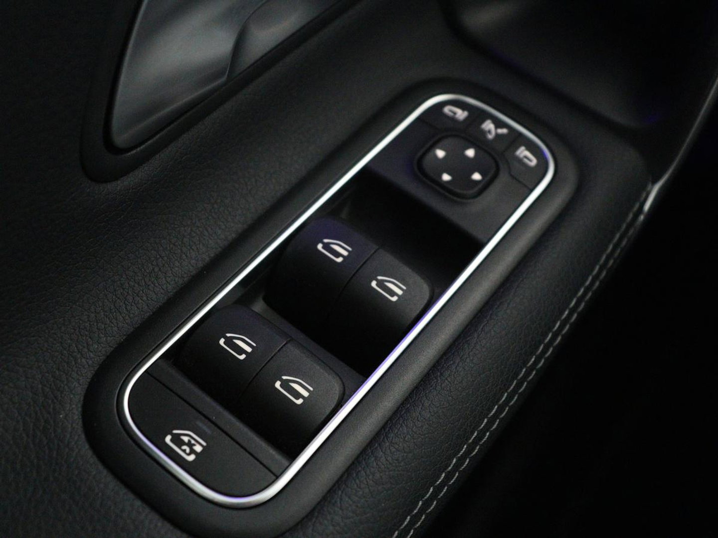 Mercedes-Benz CLA-Klasse 180 Business Solution Luxury | Leder | Stoelverwarming | Cruise control | Sfeerverlichting | Navigatie | Bluetooth | Camera | Park assist | Climate control
