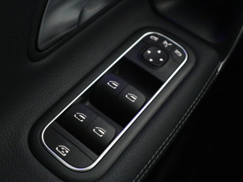 Mercedes-Benz CLA-Klasse 180 Business Solution Luxury | Leder | Stoelverwarming | Cruise control | Sfeerverlichting | Navigatie | Bluetooth | Camera | Park assist | Climate control