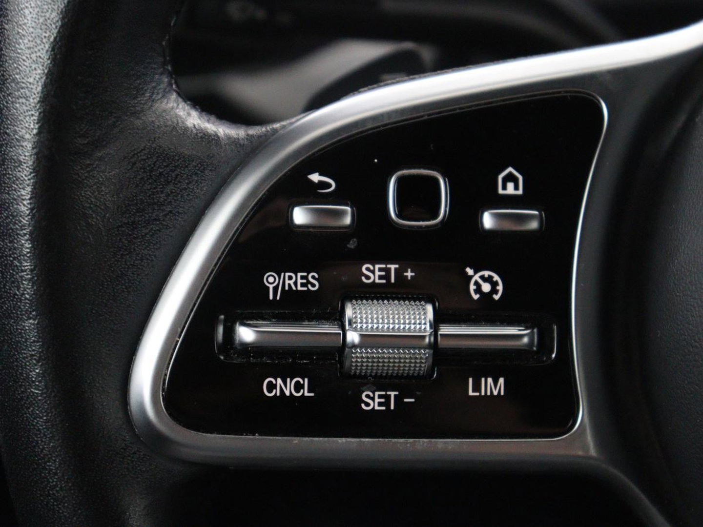 Mercedes-Benz CLA-Klasse 180 Business Solution Luxury | Leder | Stoelverwarming | Cruise control | Sfeerverlichting | Navigatie | Bluetooth | Camera | Park assist | Climate control