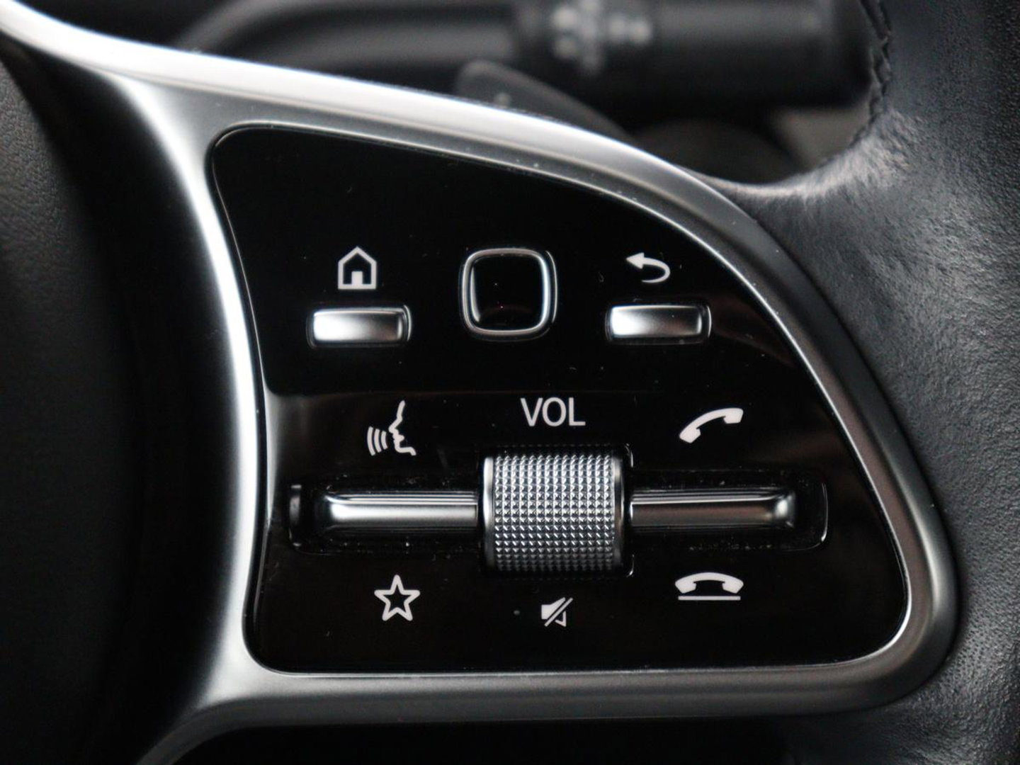 Mercedes-Benz CLA-Klasse 180 Business Solution Luxury | Leder | Stoelverwarming | Cruise control | Sfeerverlichting | Navigatie | Bluetooth | Camera | Park assist | Climate control