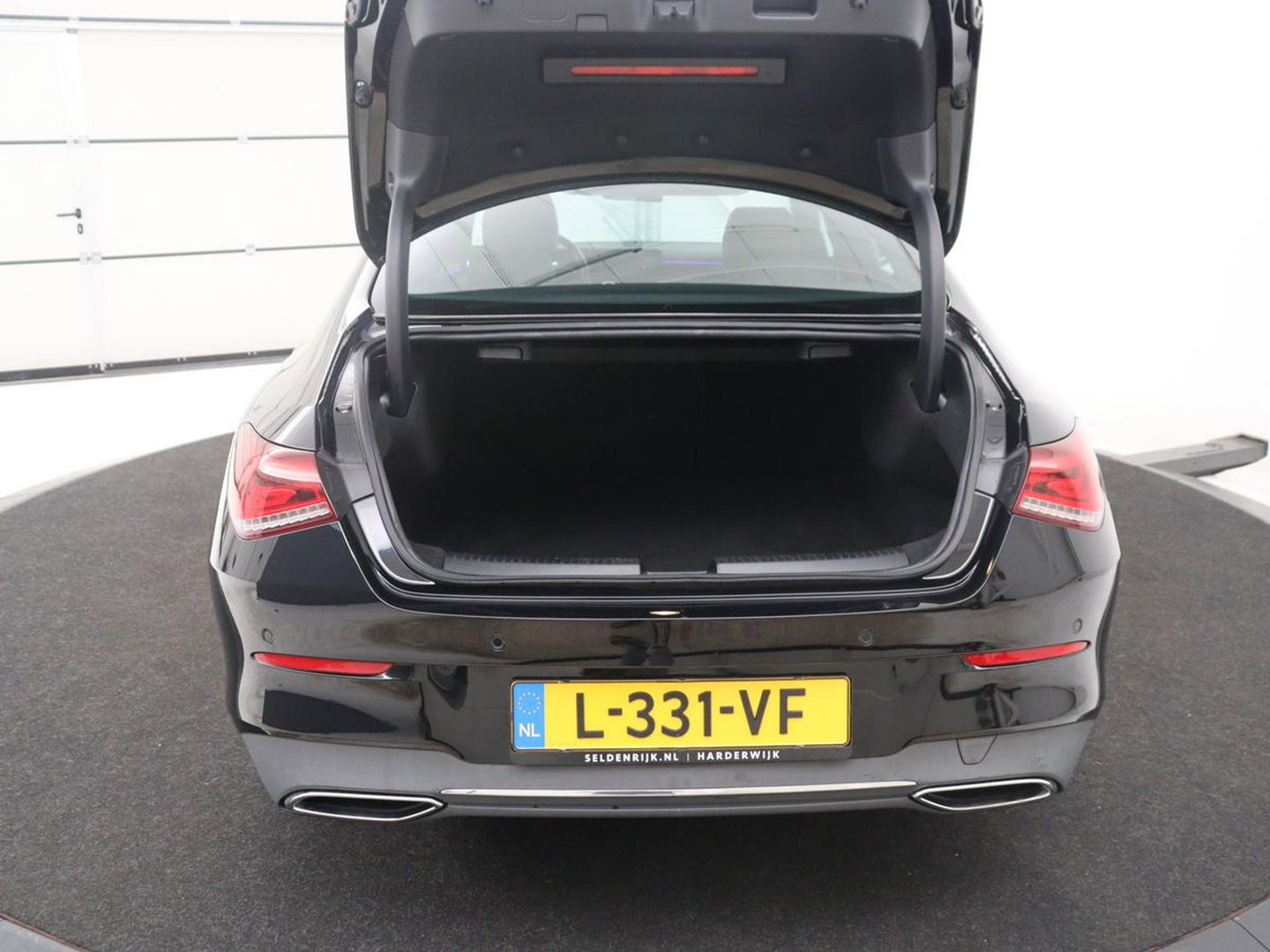 Mercedes-Benz CLA-Klasse 180 Business Solution Luxury | Leder | Stoelverwarming | Cruise control | Sfeerverlichting | Navigatie | Bluetooth | Camera | Park assist | Climate control