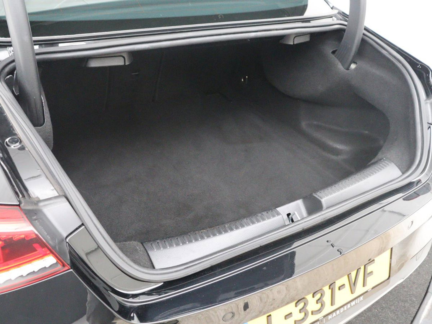 Mercedes-Benz CLA-Klasse 180 Business Solution Luxury | Leder | Stoelverwarming | Cruise control | Sfeerverlichting | Navigatie | Bluetooth | Camera | Park assist | Climate control