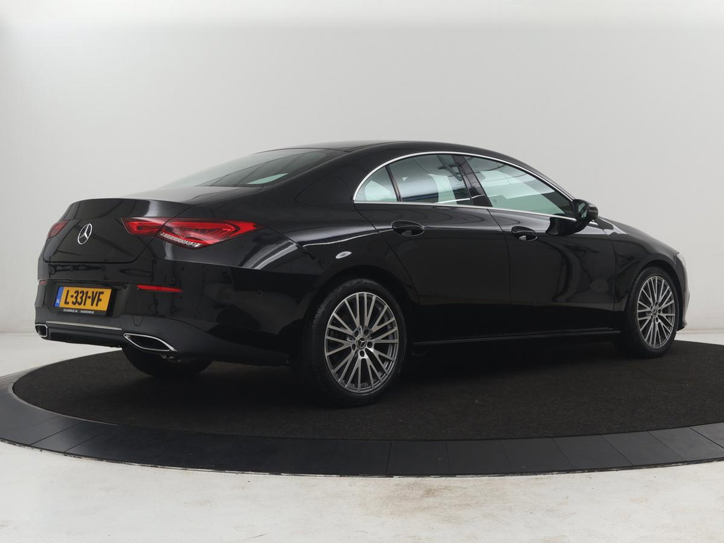 Mercedes-Benz CLA-Klasse 180 Business Solution Luxury | Leder | Stoelverwarming | Cruise control | Sfeerverlichting | Navigatie | Bluetooth | Camera | Park assist | Climate control