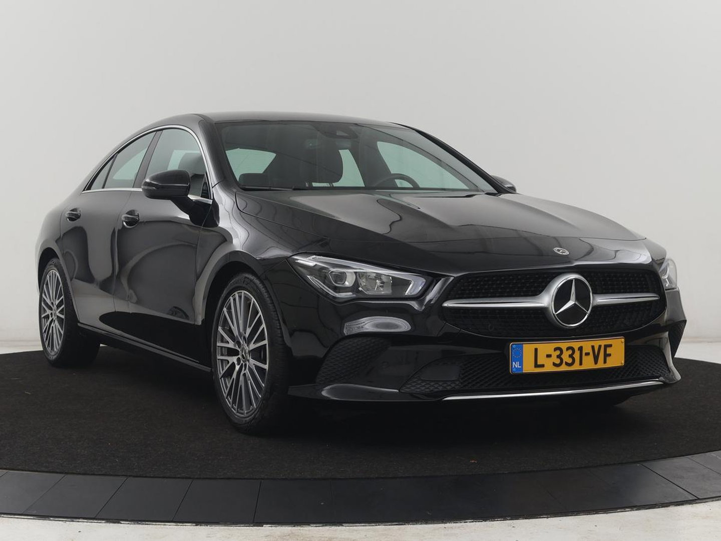 Mercedes-Benz CLA-Klasse 180 Business Solution Luxury | Leder | Stoelverwarming | Cruise control | Sfeerverlichting | Navigatie | Bluetooth | Camera | Park assist | Climate control