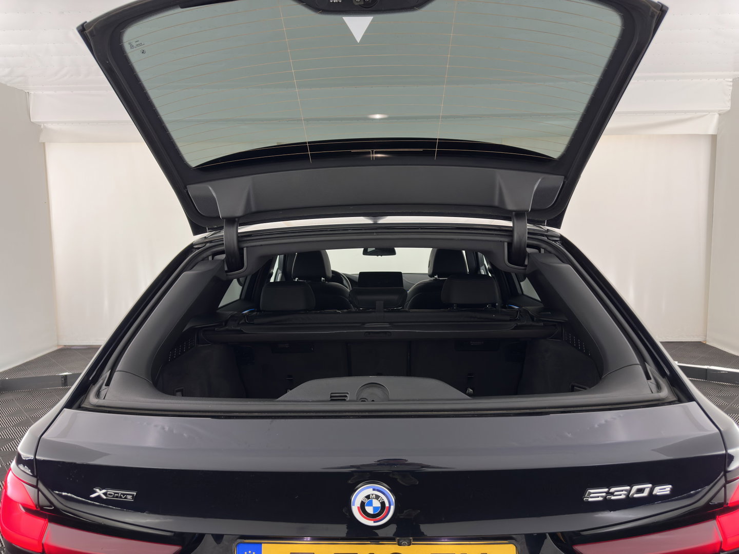 BMW 5 Serie Touring 530e xDrive Business Edition Plus M-Sportpack (Plug-in) {SoH-96%} (INCL.BTW) *PANO | HEAD-UP | LEATHER | FULL-LED | MEMORY-PACK | HARMAN/KARDON | BLINDSPOT | DIGI-COCKPIT | CAMERA | NAVI-FULLMAP | PRIVACY-GLASS | SHIFTPADDLES | ECC | PDC | 18''ALU