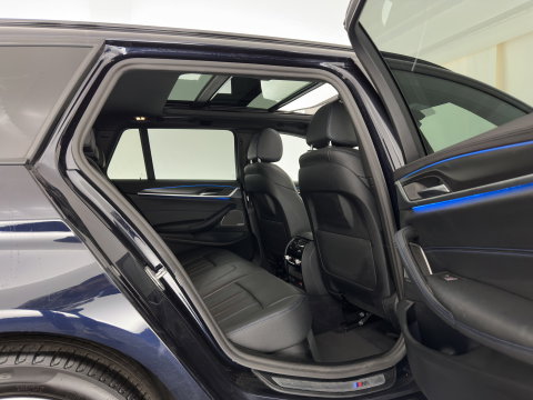 BMW 5 Serie Touring 530e xDrive Business Edition Plus M-Sportpack (Plug-in) {SoH-96%} (INCL.BTW) *PANO | HEAD-UP | LEATHER | FULL-LED | MEMORY-PACK | HARMAN/KARDON | BLINDSPOT | DIGI-COCKPIT | CAMERA | NAVI-FULLMAP | PRIVACY-GLASS | SHIFTPADDLES | ECC | PDC | 18''ALU