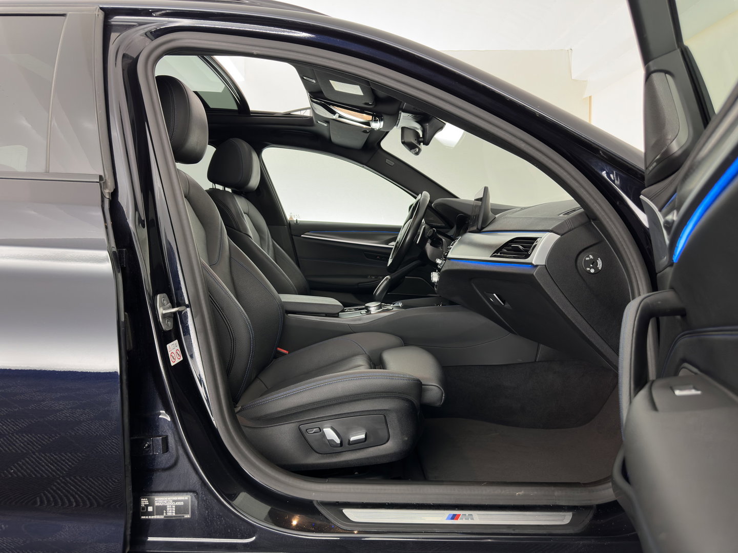 BMW 5 Serie Touring 530e xDrive Business Edition Plus M-Sportpack (Plug-in) {SoH-96%} (INCL.BTW) *PANO | HEAD-UP | LEATHER | FULL-LED | MEMORY-PACK | HARMAN/KARDON | BLINDSPOT | DIGI-COCKPIT | CAMERA | NAVI-FULLMAP | PRIVACY-GLASS | SHIFTPADDLES | ECC | PDC | 18''ALU