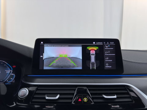BMW 5 Serie Touring 530e xDrive Business Edition Plus M-Sportpack (Plug-in) {SoH-96%} (INCL.BTW) *PANO | HEAD-UP | LEATHER | FULL-LED | MEMORY-PACK | HARMAN/KARDON | BLINDSPOT | DIGI-COCKPIT | CAMERA | NAVI-FULLMAP | PRIVACY-GLASS | SHIFTPADDLES | ECC | PDC | 18''ALU