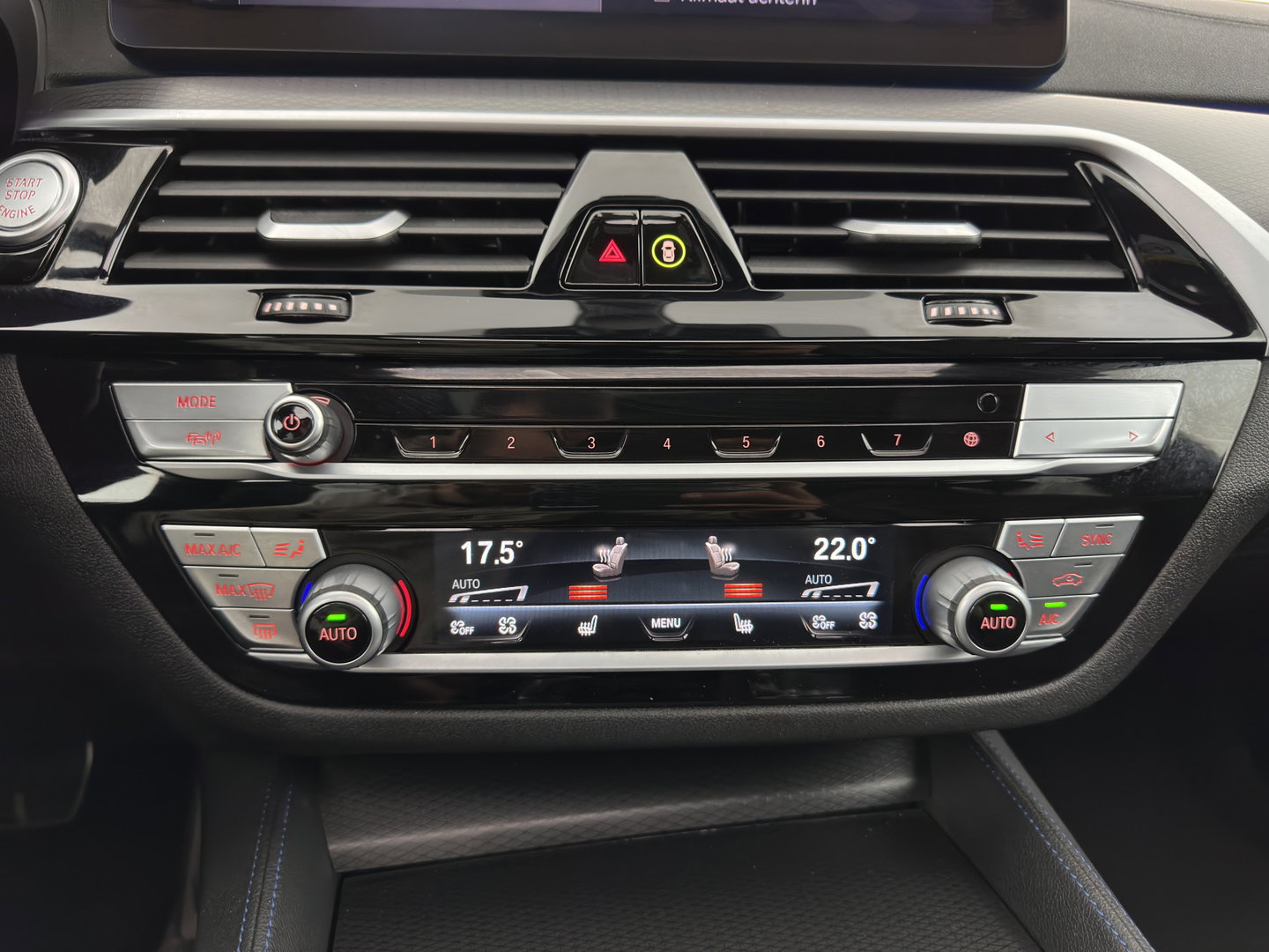 BMW 5 Serie Touring 530e xDrive Business Edition Plus M-Sportpack (Plug-in) {SoH-96%} (INCL.BTW) *PANO | HEAD-UP | LEATHER | FULL-LED | MEMORY-PACK | HARMAN/KARDON | BLINDSPOT | DIGI-COCKPIT | CAMERA | NAVI-FULLMAP | PRIVACY-GLASS | SHIFTPADDLES | ECC | PDC | 18''ALU