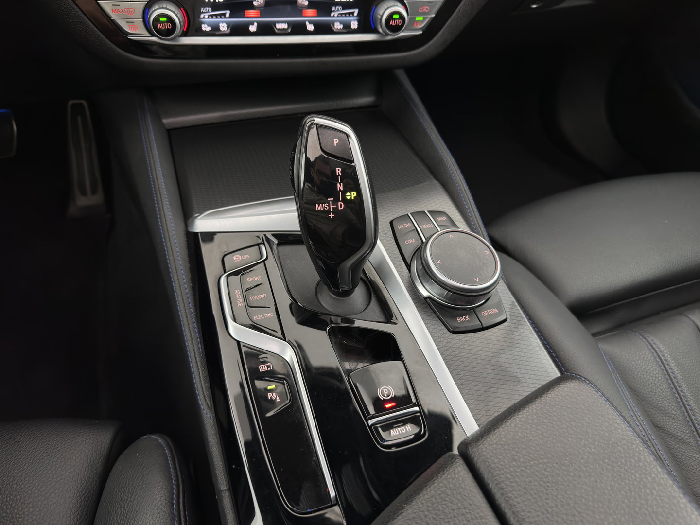 BMW 5 Serie Touring 530e xDrive Business Edition Plus M-Sportpack (Plug-in) {SoH-96%} (INCL.BTW) *PANO | HEAD-UP | LEATHER | FULL-LED | MEMORY-PACK | HARMAN/KARDON | BLINDSPOT | DIGI-COCKPIT | CAMERA | NAVI-FULLMAP | PRIVACY-GLASS | SHIFTPADDLES | ECC | PDC | 18''ALU