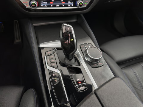 BMW 5 Serie Touring 530e xDrive Business Edition Plus M-Sportpack (Plug-in) {SoH-96%} (INCL.BTW) *PANO | HEAD-UP | LEATHER | FULL-LED | MEMORY-PACK | HARMAN/KARDON | BLINDSPOT | DIGI-COCKPIT | CAMERA | NAVI-FULLMAP | PRIVACY-GLASS | SHIFTPADDLES | ECC | PDC | 18''ALU