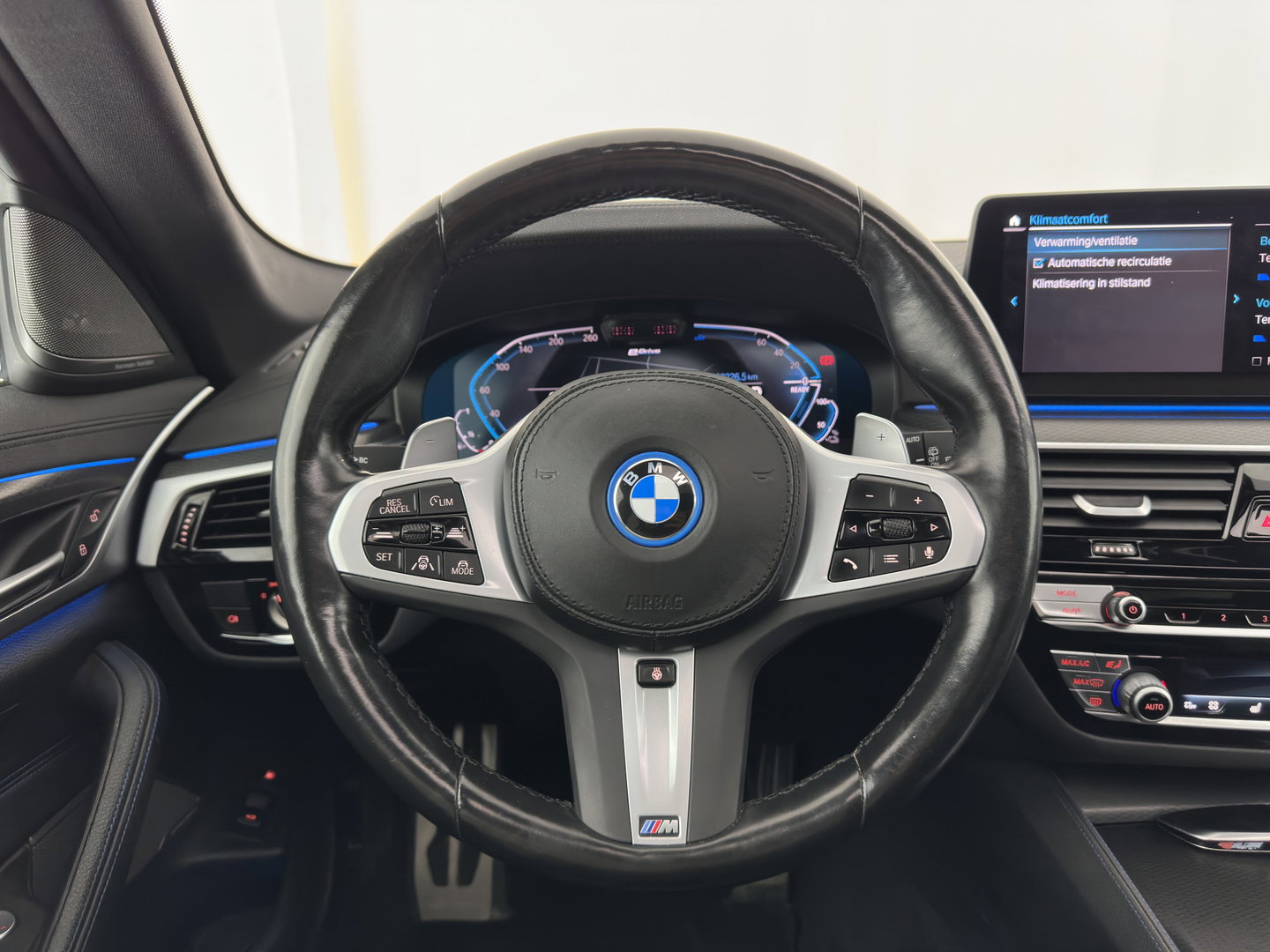 BMW 5 Serie Touring 530e xDrive Business Edition Plus M-Sportpack (Plug-in) {SoH-96%} (INCL.BTW) *PANO | HEAD-UP | LEATHER | FULL-LED | MEMORY-PACK | HARMAN/KARDON | BLINDSPOT | DIGI-COCKPIT | CAMERA | NAVI-FULLMAP | PRIVACY-GLASS | SHIFTPADDLES | ECC | PDC | 18''ALU