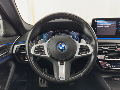 BMW 5 Serie Touring 530e xDrive Business Edition Plus M-Sportpack (Plug-in) {SoH-96%} (INCL.BTW) *PANO | HEAD-UP | LEATHER | FULL-LED | MEMORY-PACK | HARMAN/KARDON | BLINDSPOT | DIGI-COCKPIT | CAMERA | NAVI-FULLMAP | PRIVACY-GLASS | SHIFTPADDLES | ECC | PDC | 18''ALU
