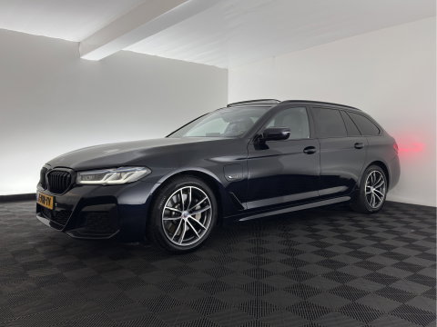 BMW 5 Serie Touring 530e xDrive Business Edition Plus M-Sportpack (Plug-in) {SoH-96%} (INCL.BTW) *PANO | HEAD-UP | LEATHER | FULL-LED | MEMORY-PACK | HARMAN/KARDON | BLINDSPOT | DIGI-COCKPIT | CAMERA | NAVI-FULLMAP | PRIVACY-GLASS | SHIFTPADDLES | ECC | PDC | 18''ALU