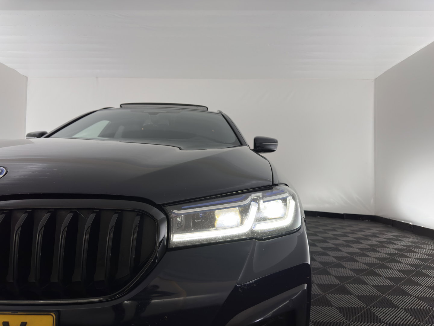 BMW 5 Serie Touring 530e xDrive Business Edition Plus M-Sportpack (Plug-in) {SoH-96%} (INCL.BTW) *PANO | HEAD-UP | LEATHER | FULL-LED | MEMORY-PACK | HARMAN/KARDON | BLINDSPOT | DIGI-COCKPIT | CAMERA | NAVI-FULLMAP | PRIVACY-GLASS | SHIFTPADDLES | ECC | PDC | 18''ALU