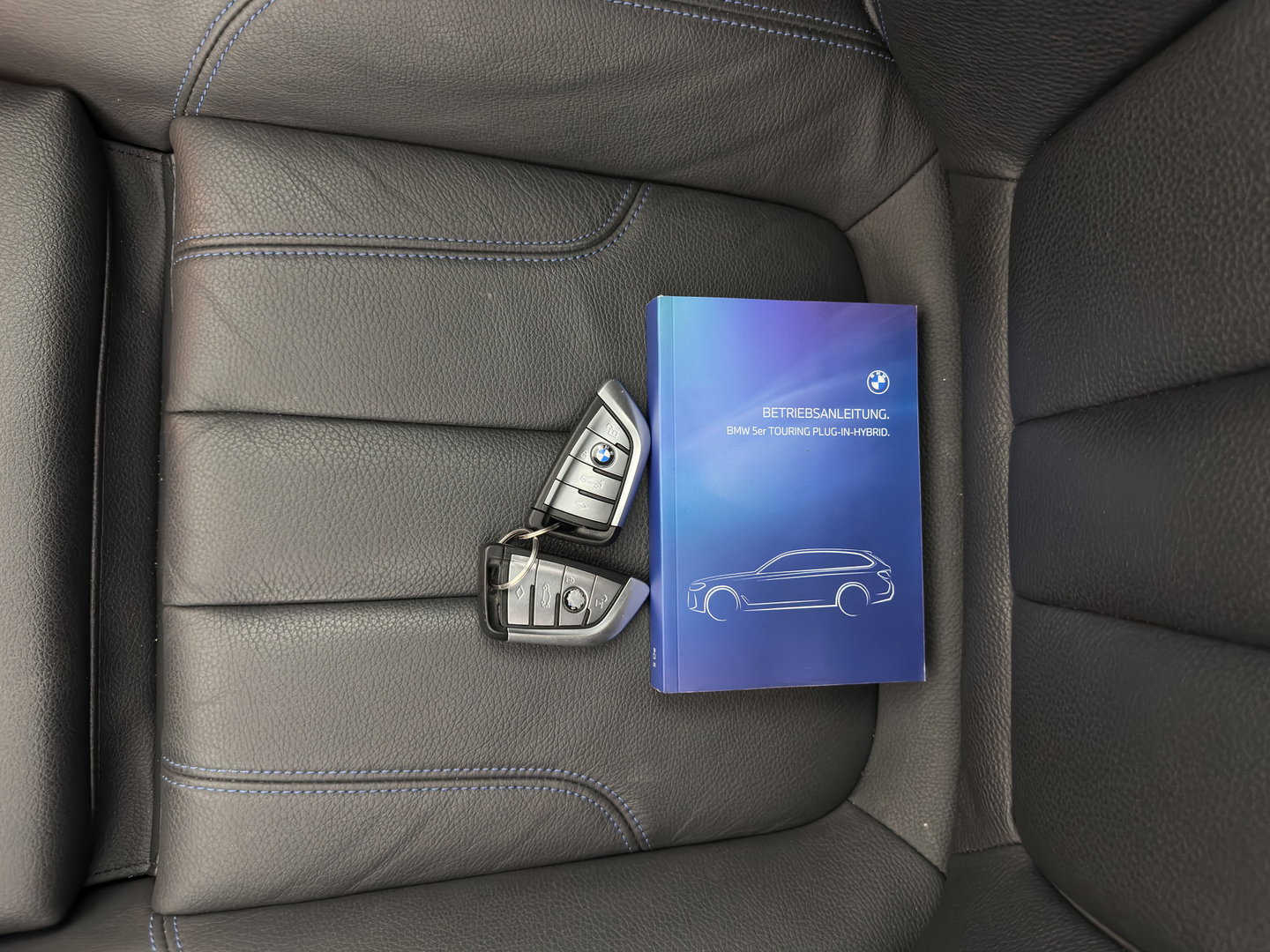 BMW 5 Serie Touring 530e xDrive Business Edition Plus M-Sportpack (Plug-in) {SoH-96%} (INCL.BTW) *PANO | HEAD-UP | LEATHER | FULL-LED | MEMORY-PACK | HARMAN/KARDON | BLINDSPOT | DIGI-COCKPIT | CAMERA | NAVI-FULLMAP | PRIVACY-GLASS | SHIFTPADDLES | ECC | PDC | 18''ALU
