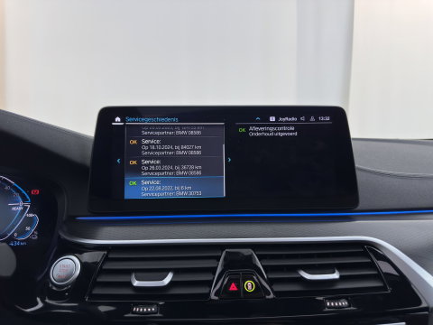 BMW 5 Serie Touring 530e xDrive Business Edition Plus M-Sportpack (Plug-in) {SoH-96%} (INCL.BTW) *PANO | HEAD-UP | LEATHER | FULL-LED | MEMORY-PACK | HARMAN/KARDON | BLINDSPOT | DIGI-COCKPIT | CAMERA | NAVI-FULLMAP | PRIVACY-GLASS | SHIFTPADDLES | ECC | PDC | 18''ALU
