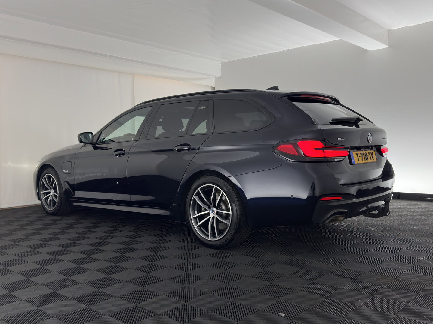 BMW 5 Serie Touring 530e xDrive Business Edition Plus M-Sportpack (Plug-in) {SoH-96%} (INCL.BTW) *PANO | HEAD-UP | LEATHER | FULL-LED | MEMORY-PACK | HARMAN/KARDON | BLINDSPOT | DIGI-COCKPIT | CAMERA | NAVI-FULLMAP | PRIVACY-GLASS | SHIFTPADDLES | ECC | PDC | 18''ALU