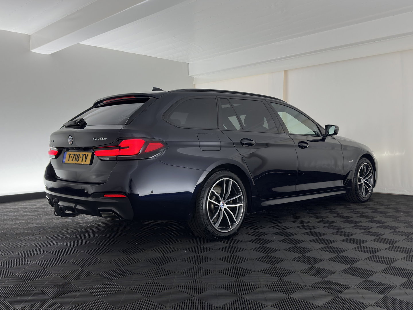 BMW 5 Serie Touring 530e xDrive Business Edition Plus M-Sportpack (Plug-in) {SoH-96%} (INCL.BTW) *PANO | HEAD-UP | LEATHER | FULL-LED | MEMORY-PACK | HARMAN/KARDON | BLINDSPOT | DIGI-COCKPIT | CAMERA | NAVI-FULLMAP | PRIVACY-GLASS | SHIFTPADDLES | ECC | PDC | 18''ALU