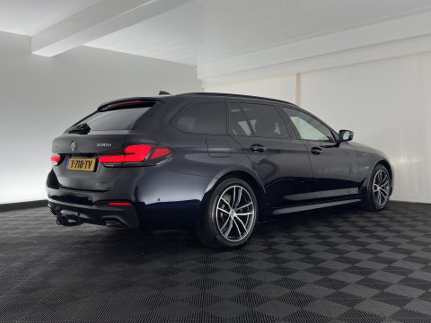 BMW 5 Serie Touring 530e xDrive Business Edition Plus M-Sportpack (Plug-in) {SoH-96%} (INCL.BTW) *PANO | HEAD-UP | LEATHER | FULL-LED | MEMORY-PACK | HARMAN/KARDON | BLINDSPOT | DIGI-COCKPIT | CAMERA | NAVI-FULLMAP | PRIVACY-GLASS | SHIFTPADDLES | ECC | PDC | 18''ALU