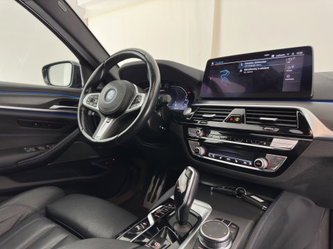 BMW 5 Serie Touring 530e xDrive Business Edition Plus M-Sportpack (Plug-in) {SoH-96%} (INCL.BTW) *PANO | HEAD-UP | LEATHER | FULL-LED | MEMORY-PACK | HARMAN/KARDON | BLINDSPOT | DIGI-COCKPIT | CAMERA | NAVI-FULLMAP | PRIVACY-GLASS | SHIFTPADDLES | ECC | PDC | 18''ALU