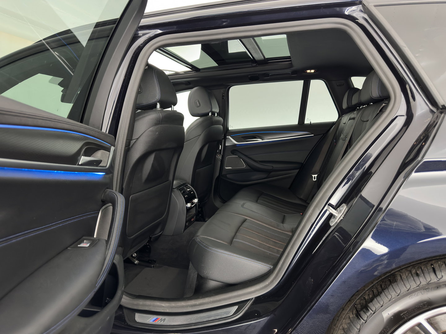 BMW 5 Serie Touring 530e xDrive Business Edition Plus M-Sportpack (Plug-in) {SoH-96%} (INCL.BTW) *PANO | HEAD-UP | LEATHER | FULL-LED | MEMORY-PACK | HARMAN/KARDON | BLINDSPOT | DIGI-COCKPIT | CAMERA | NAVI-FULLMAP | PRIVACY-GLASS | SHIFTPADDLES | ECC | PDC | 18''ALU