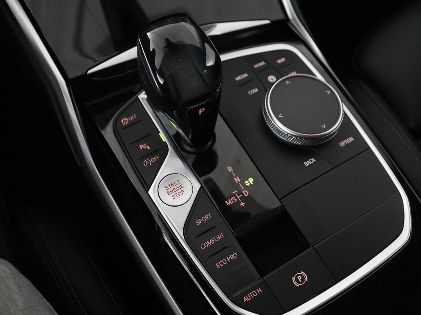 BMW 3-serie 320i Executive Edition | Half leder | Cruise control | Navigatie | Bluetooth | Carplay | Park assist | Interieurverlichting | Virtueel dashboard | Climate control | Full LED | 18" velgen