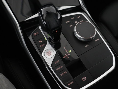 BMW 3-serie 320i Executive Edition | Half leder | Cruise control | Navigatie | Bluetooth | Carplay | Park assist | Interieurverlichting | Virtueel dashboard | Climate control | Full LED | 18" velgen