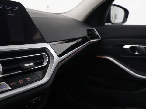 BMW 3-serie 320i Executive Edition | Half leder | Cruise control | Navigatie | Bluetooth | Carplay | Park assist | Interieurverlichting | Virtueel dashboard | Climate control | Full LED | 18" velgen