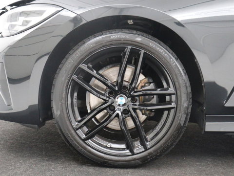 BMW 3-serie 320i Executive Edition | Half leder | Cruise control | Navigatie | Bluetooth | Carplay | Park assist | Interieurverlichting | Virtueel dashboard | Climate control | Full LED | 18" velgen