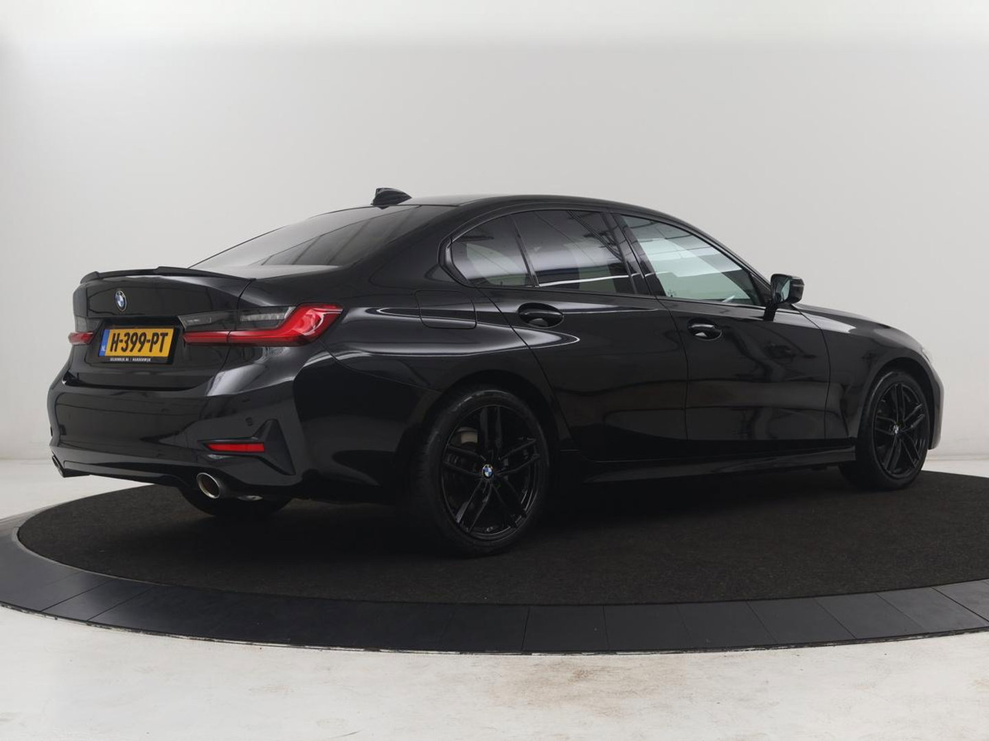 BMW 3-serie 320i Executive Edition | Half leder | Cruise control | Navigatie | Bluetooth | Carplay | Park assist | Interieurverlichting | Virtueel dashboard | Climate control | Full LED | 18" velgen