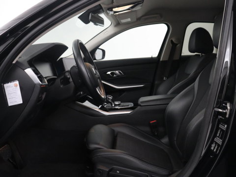 BMW 3-serie 320i Executive Edition | Half leder | Cruise control | Navigatie | Bluetooth | Carplay | Park assist | Interieurverlichting | Virtueel dashboard | Climate control | Full LED | 18" velgen