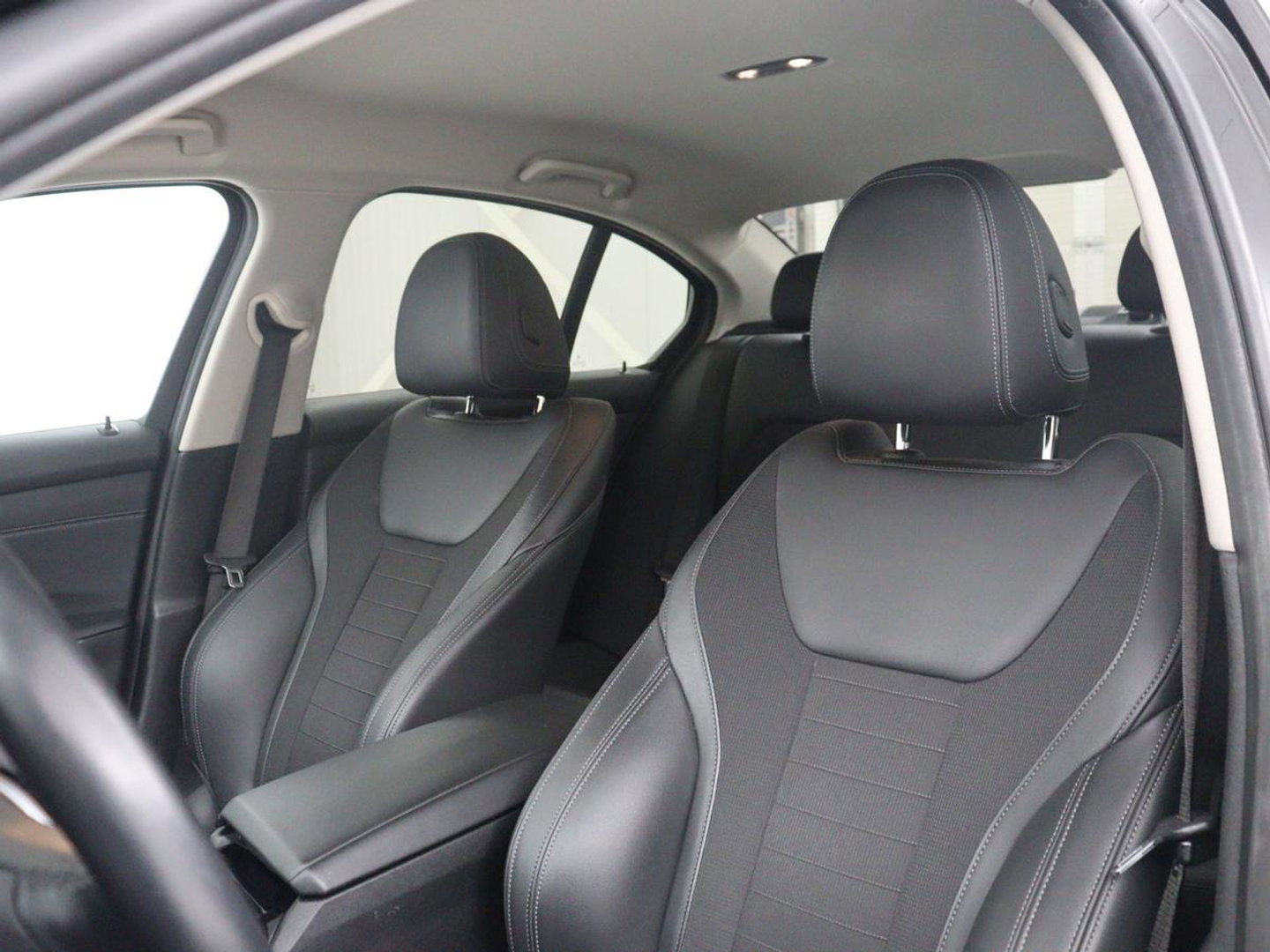 BMW 3-serie 320i Executive Edition | Half leder | Cruise control | Navigatie | Bluetooth | Carplay | Park assist | Interieurverlichting | Virtueel dashboard | Climate control | Full LED | 18" velgen