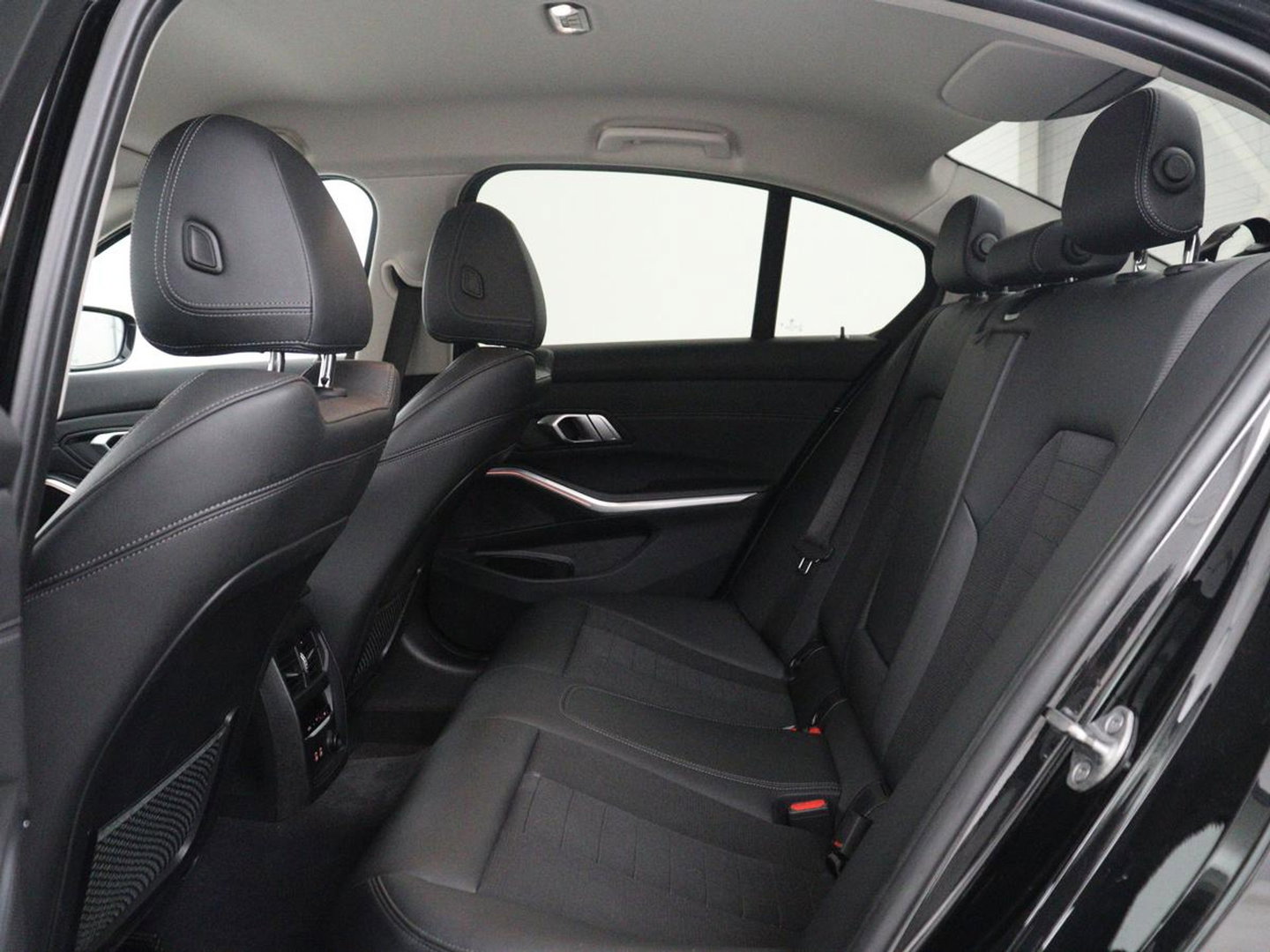 BMW 3-serie 320i Executive Edition | Half leder | Cruise control | Navigatie | Bluetooth | Carplay | Park assist | Interieurverlichting | Virtueel dashboard | Climate control | Full LED | 18" velgen