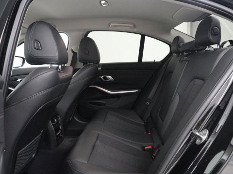 BMW 3-serie 320i Executive Edition | Half leder | Cruise control | Navigatie | Bluetooth | Carplay | Park assist | Interieurverlichting | Virtueel dashboard | Climate control | Full LED | 18" velgen