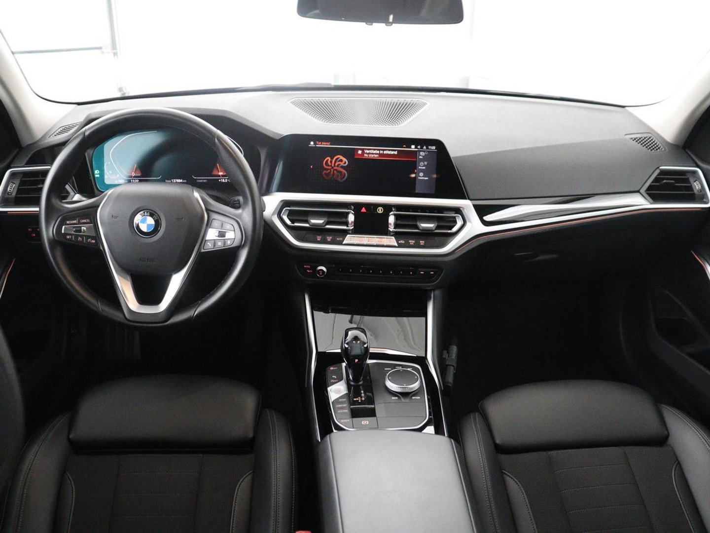 BMW 3-serie 320i Executive Edition | Half leder | Cruise control | Navigatie | Bluetooth | Carplay | Park assist | Interieurverlichting | Virtueel dashboard | Climate control | Full LED | 18" velgen