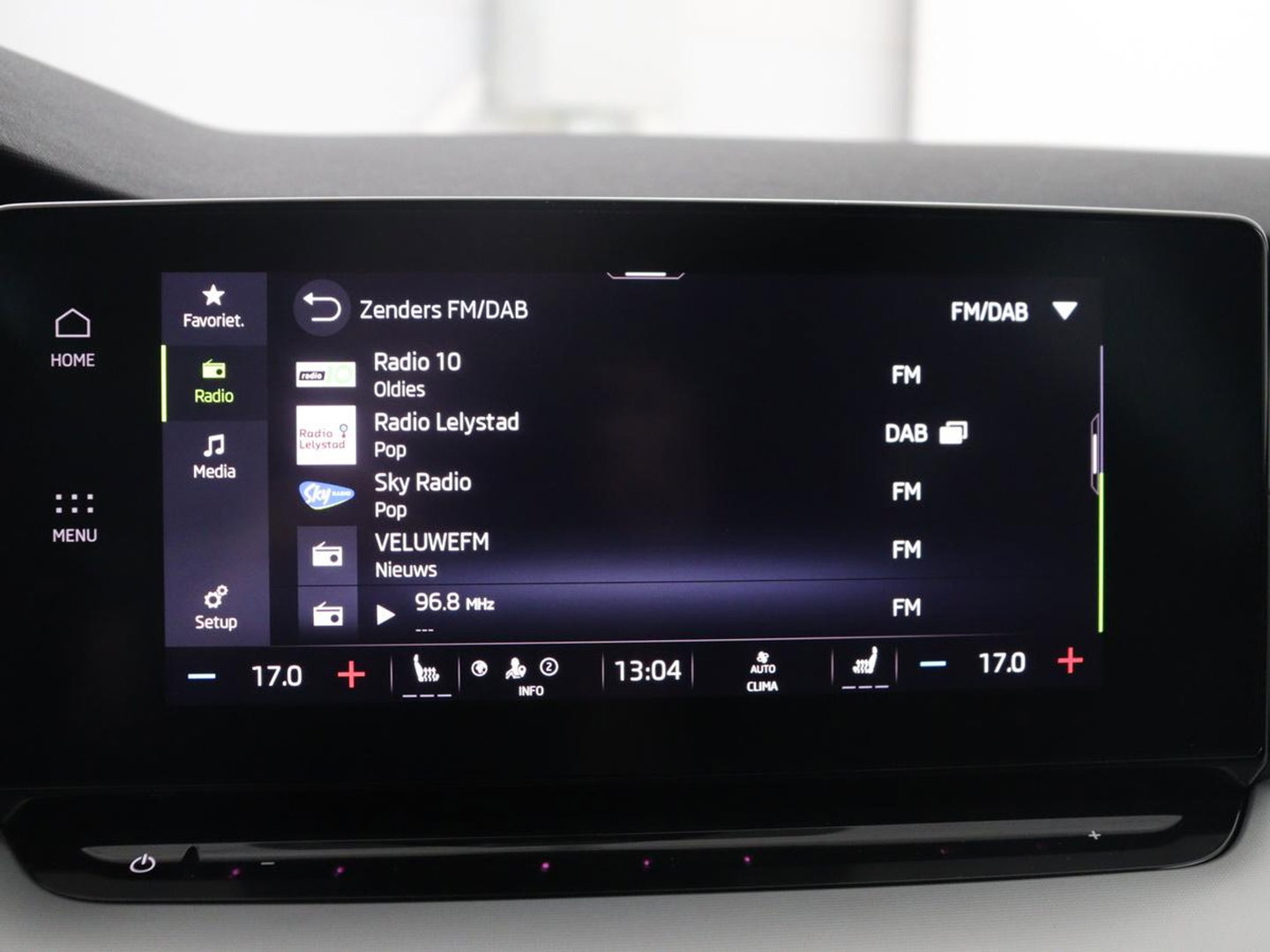 Škoda Octavia Combi1.5 e-TSI Sport Business | Stoelverwarming | Cruise control | Sfeerverlichting | Carplay | Navigatie | DAB | Park assist | Climate control | Trekhaak
