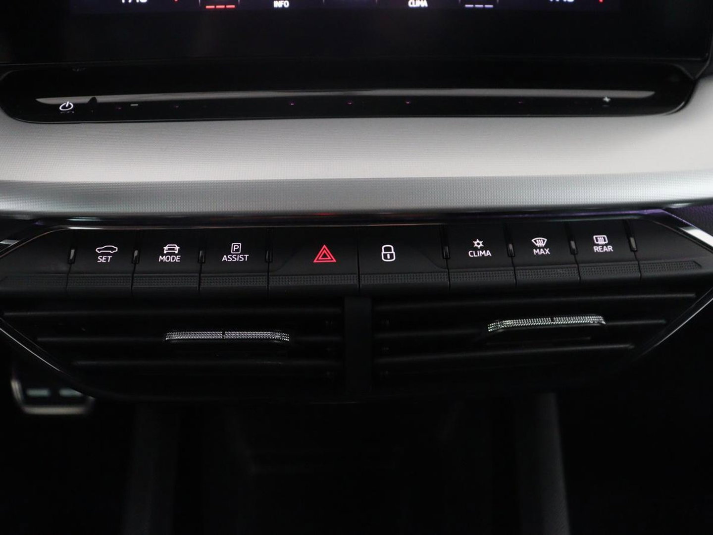 Škoda Octavia Combi1.5 e-TSI Sport Business | Stoelverwarming | Cruise control | Sfeerverlichting | Carplay | Navigatie | DAB | Park assist | Climate control | Trekhaak