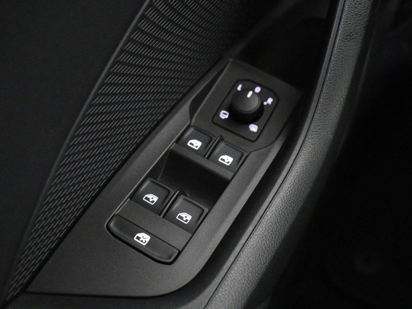 Škoda Octavia Combi1.5 e-TSI Sport Business | Stoelverwarming | Cruise control | Sfeerverlichting | Carplay | Navigatie | DAB | Park assist | Climate control | Trekhaak