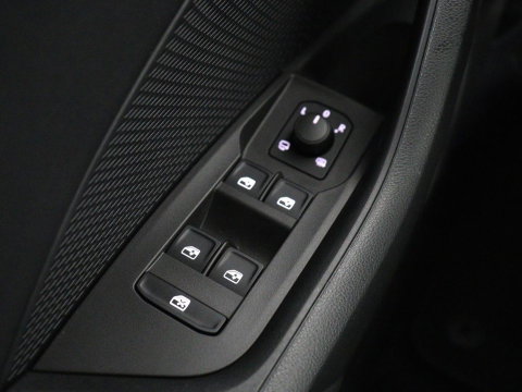 Škoda Octavia Combi1.5 e-TSI Sport Business | Stoelverwarming | Cruise control | Sfeerverlichting | Carplay | Navigatie | DAB | Park assist | Climate control | Trekhaak