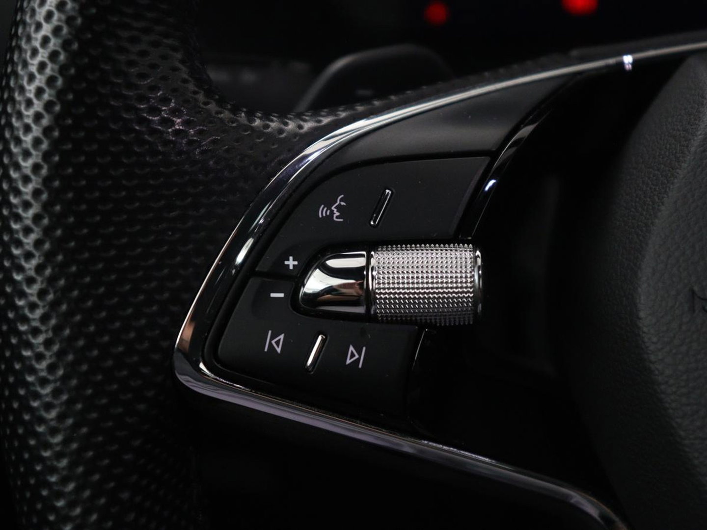 Škoda Octavia Combi1.5 e-TSI Sport Business | Stoelverwarming | Cruise control | Sfeerverlichting | Carplay | Navigatie | DAB | Park assist | Climate control | Trekhaak