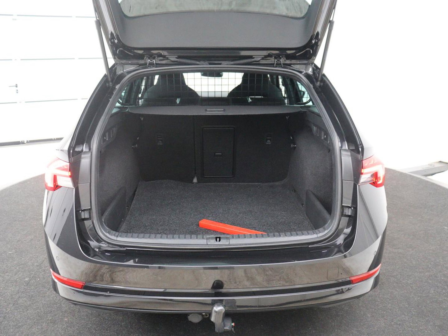 Škoda Octavia Combi1.5 e-TSI Sport Business | Stoelverwarming | Cruise control | Sfeerverlichting | Carplay | Navigatie | DAB | Park assist | Climate control | Trekhaak