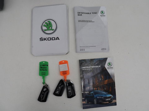 Škoda Octavia Combi1.5 e-TSI Sport Business | Stoelverwarming | Cruise control | Sfeerverlichting | Carplay | Navigatie | DAB | Park assist | Climate control | Trekhaak