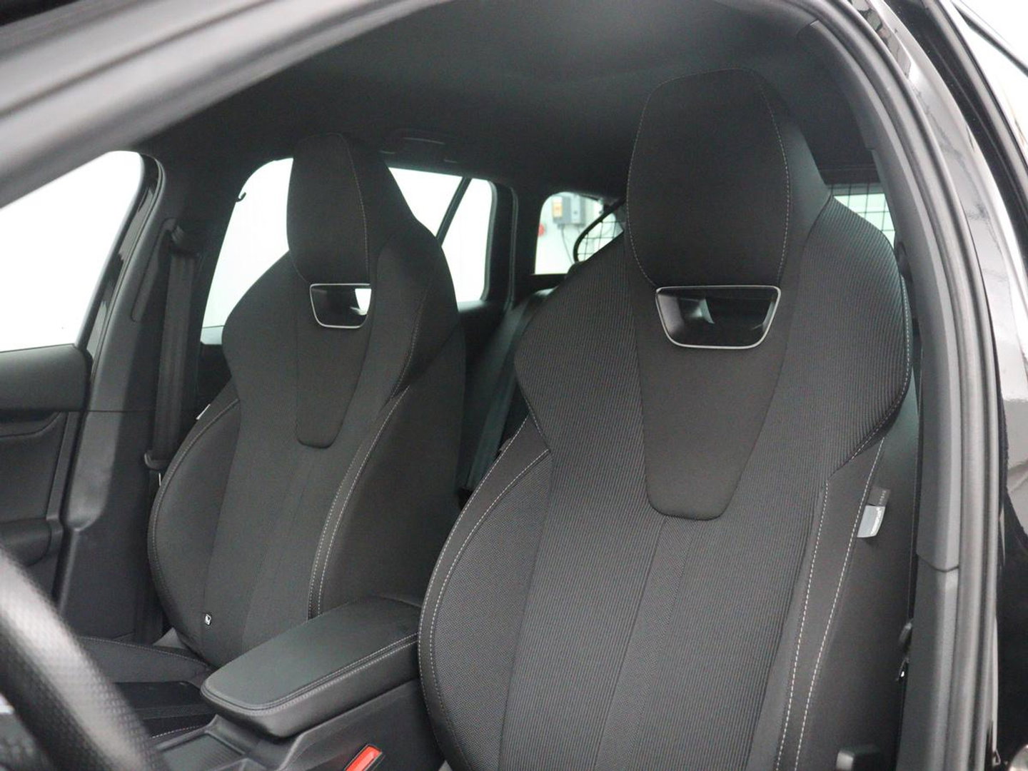 Škoda Octavia Combi1.5 e-TSI Sport Business | Stoelverwarming | Cruise control | Sfeerverlichting | Carplay | Navigatie | DAB | Park assist | Climate control | Trekhaak