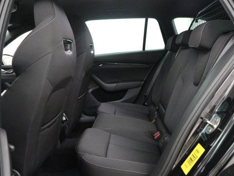 Škoda Octavia Combi1.5 e-TSI Sport Business | Stoelverwarming | Cruise control | Sfeerverlichting | Carplay | Navigatie | DAB | Park assist | Climate control | Trekhaak