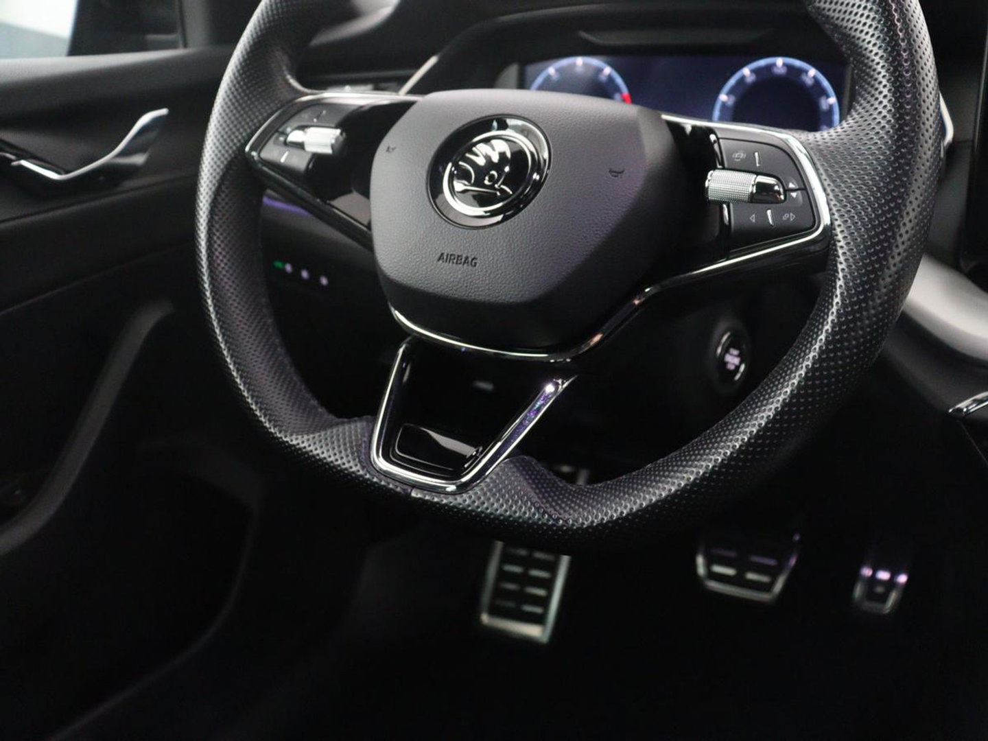 Škoda Octavia Combi1.5 e-TSI Sport Business | Stoelverwarming | Cruise control | Sfeerverlichting | Carplay | Navigatie | DAB | Park assist | Climate control | Trekhaak