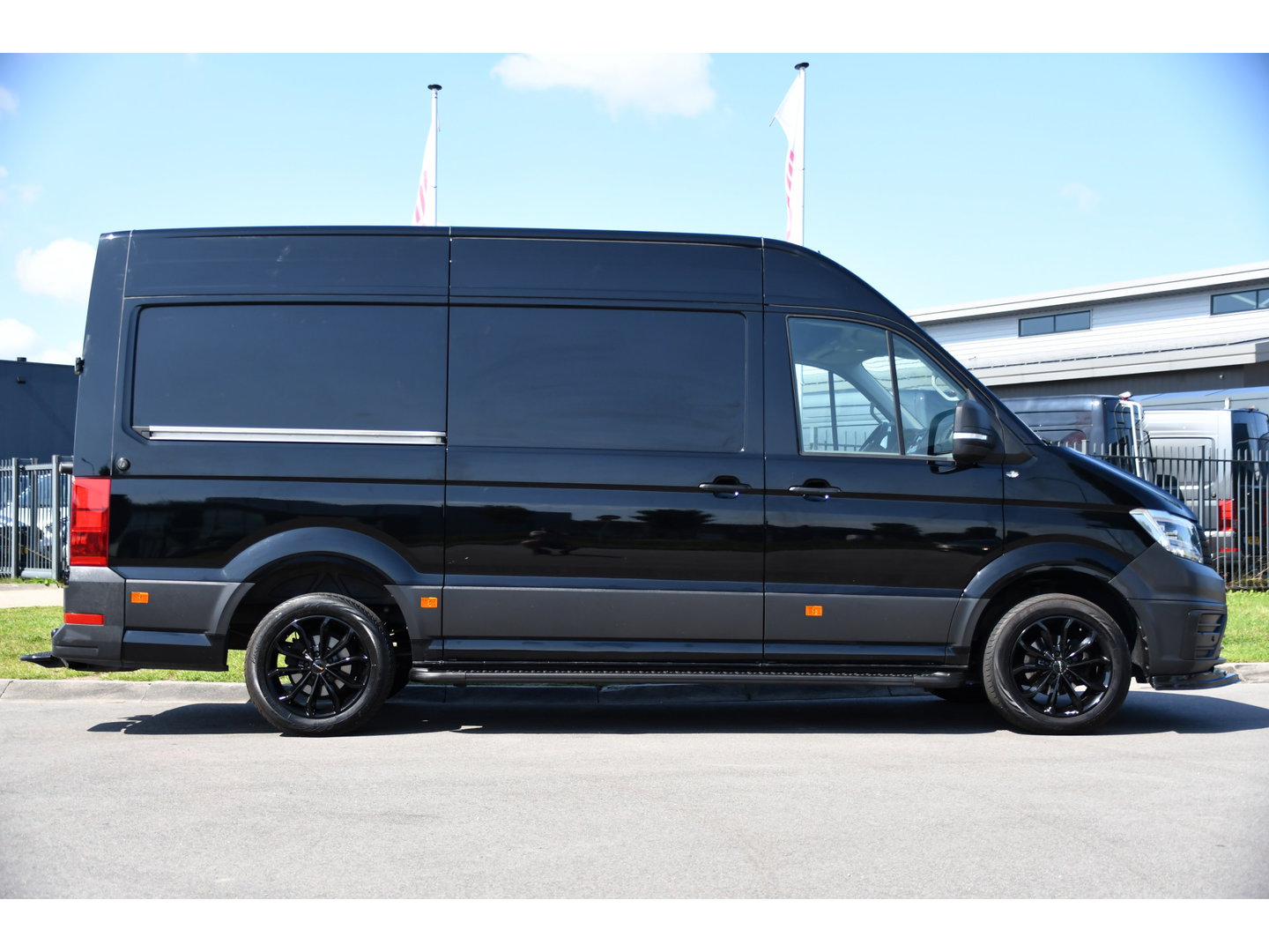 Volkswagen Crafter 35 2.0 TDI L3H3 RWD Black Edition Camera, Adaptieve Cruise, 3500kg Trekhaak, Automaat, LED, Geveerde stoel, 164pk, Massage stoel, Uniek!